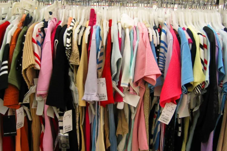 O clujeancă a ieșit cu bunica ei la furat într-un magazin de haine! Paguba uriașă pe care a dat-o magazinului: Hainele nu au mai putut fi folosite