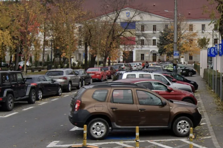 Înghesuială pe trotuarele din Cluj! Zona „neagră” pentru părinți cu cărucioare și persoane cu dizabilități: Banda auto alăturată are 5 metri lățime