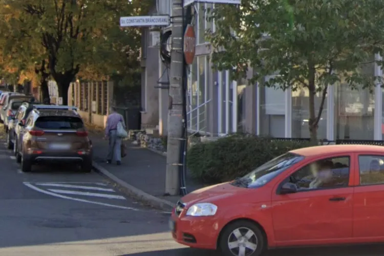 Mașinile urcă în fiecare dimineață pe trotuar la o trecere de pietoni din Cluj-Napoca! Locuitorii cer urgent stâlpișori de protecție