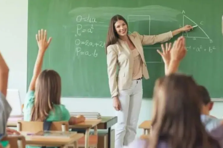 Profesorii ar putea fi plătiți pentru orele suplimentare lucrate acasă: Propunerea îndrăzneață a ministrului Educației poate schimba regulile 