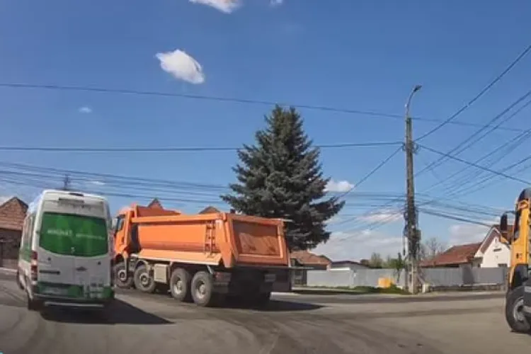 VIDEO Accident surpins LIVE în Apahida. O basculă a lovit un autoturism care circula regulamentar