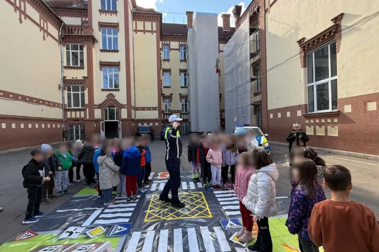 Cei mici au învățat „direct de la sursă” cum să fie în siguranță pe stradă: Au fost fascinați de lecțiile despre circulația rutieră date de IPJ Cluj