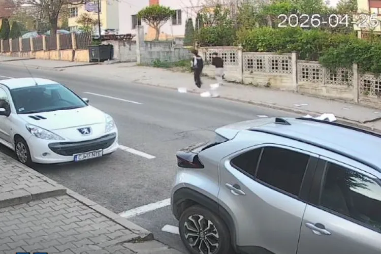 VIDEO. Adio, bun-simț! Tânăr clujean uită cei 7 ani de acasă și își aruncă hârtiile pe jos. De mai multe ori! Oricâte studii ai, educația începe în familie