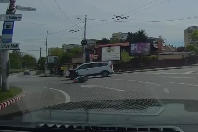 VIDEO. Accident surprins LIVE la Interservisan, în Cluj-Napoca. Un motociclist a intrat în viteză în sensul giratoriu. A fost lovit de o mașină