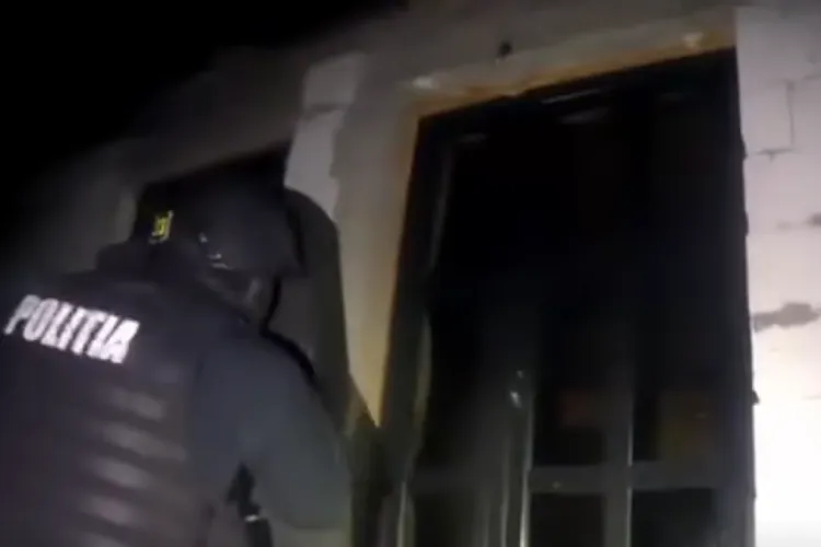 VIDEO. Schimb de focuri cu mascații: Un bărbat violent a deschis focul asupra mascaților veniți să pună în aplicare ordin de restricție. Imagini cu impact