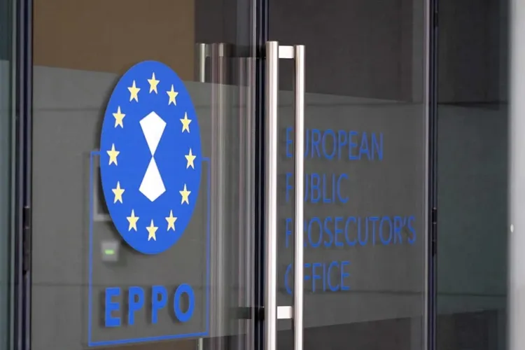 Fraudă cu fonduri europene: O companie din România, prinsă că a simulat cumpărarea unei licențe și a folosit oferte false din Canada pentru a umfla bugetul