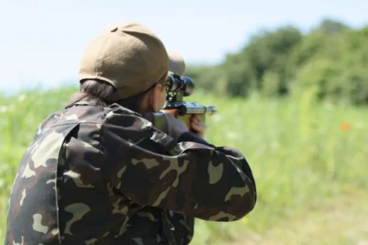 Arma folosită fără permis a dus la un incident dramatic: Un tânăr este cercetat după ce și-a împușcat tatăl la vânătoare