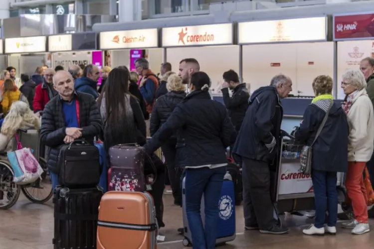 Probleme majore pe aeroporturile din Europa. Noul sistem de control la frontieră provoacă întârzieri de până la 3 ore, oamenii sunt disperați