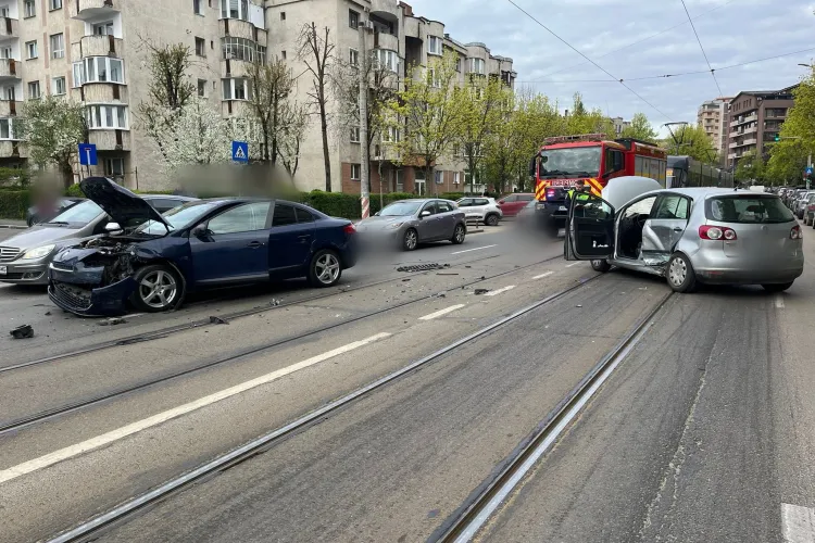Accident pe o stradă din Cluj-Napoca! Două femei și o minoră de 11 ani au fost transportate de urgență la spital