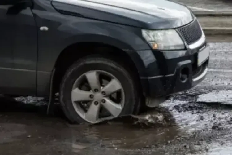 O groapă din inima orașului Cluj-Napoca a avariat grav o mașină! Șoferul cere despăgubiri: „Eram în mașină cu un copil de cinci ani cu afecțiuni cardiace”