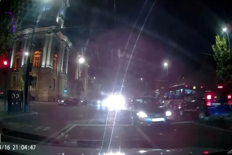 VIDEO. Imagini șocante din centrul Clujului: Un șofer a uitat complet regulile de circulație și s-a băgat pe interzis. Era la un pas să facă accident!