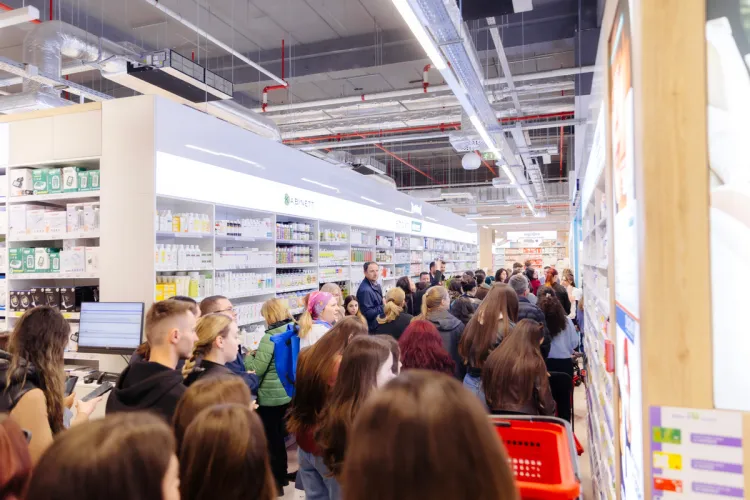 Magazin din Iulius Mall Cluj, luat cu „asalt” la inaugurare de mii de clujeni. Oamenii au stat la coadă să profite de ofertele de deschidere ale Bebe Tei!