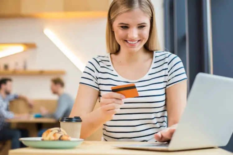 Clujeni, nu vă lăsați păcăliți de prețurile „prea bune să fie adevărate”: Pirateria online ascunde riscuri uriașe pentru consumatori