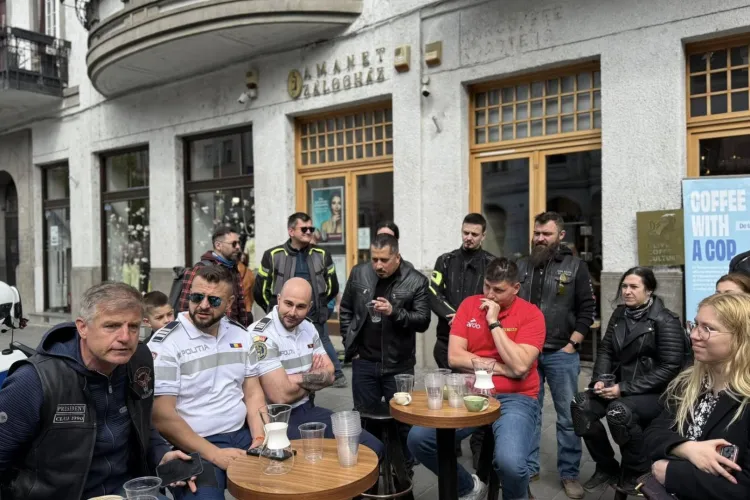 Motocicliștii s-au întâlnit cu polițiștii „în afara orelor de program”: Au stat la cafea și au vorbit despre siguranță și sezonul care a început