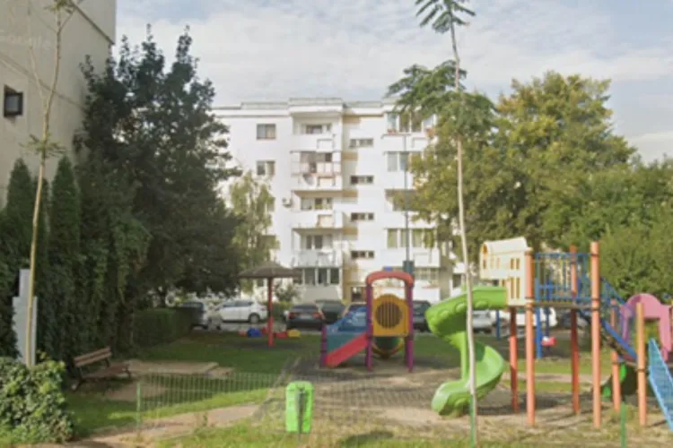 Pericol deasupra copiilor: O bucată de tencuială s-a prăbușit lângă un loc de joacă din Cluj, iar o mamă spune că tragedia a fost evitată la limită