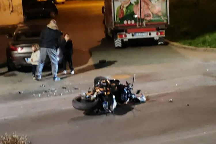Accident în Cluj-Napoca: Un motociclist a fost rănit și transport urgent la spital, după ce a fost lovit de un șofer care nu s-a asigurat