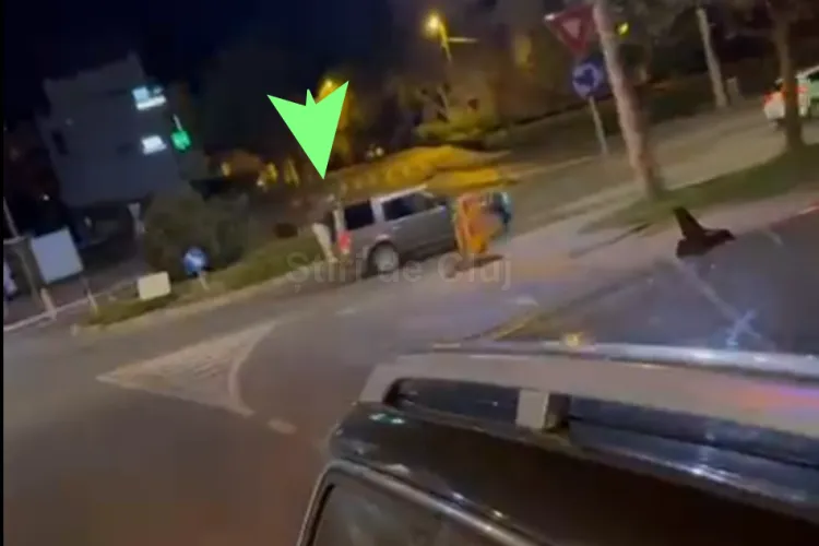 VIDEO. Tânăr inconștient filmat azi-noapte pe bara din spate a unei mașini în mers, în Cluj-Napoca: „Așa au plecat din benzinărie. N-au minte deloc”
