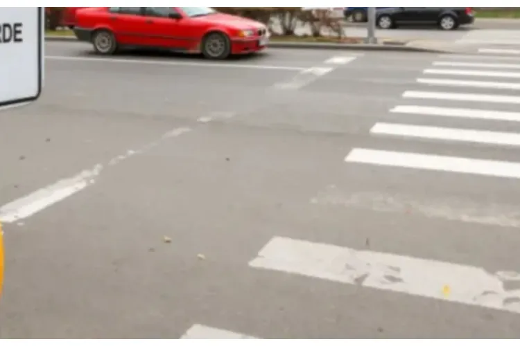 Pericol pe o stradă în Cluj-Napoca! Pietonii traversează pe propriul risc: „Marcajul rutier este puternic deteriorat și aproape complet șters”