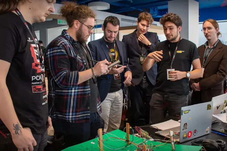 PoliHack revine la Cluj: 48 de ore de coding, idei și competiție pentru viitorii IT-iști. Aceștia au sprijin total din partea giganților din industrie