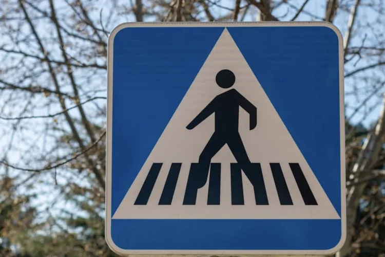 Inconștiență la volan în centrul Clujului! A forțat trecerea de pietoni cu viteză, printre oameni: „Prezintă un risc major!”