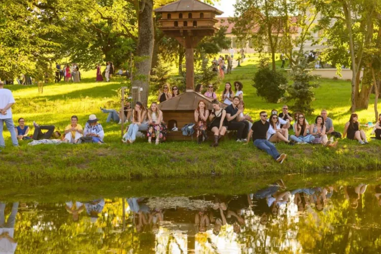 Picnic de poveste la castel: Clujenii sunt invitați să petreacă 1 Mai la Castelul Banffy. Intrarea este liberă, iar surprizele sunt pe măsură!