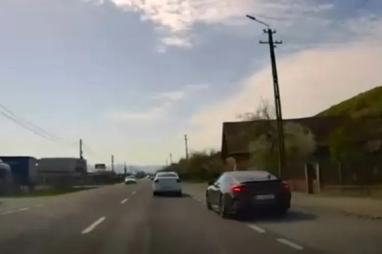 VIDEO Un teribilist din Cluj depășește repetat pe acostament, la volanul unui bolid sport: „De unde a apărut ăsta? Doamne ferește!”