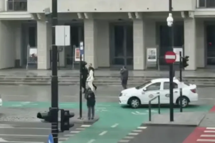 VIDEO. Scandal în centrul Clujului: Taxiuri surprinse că circulă pe trotuar printre pietoni. Asociația taximetriștilor: „Comportament inacceptabil!