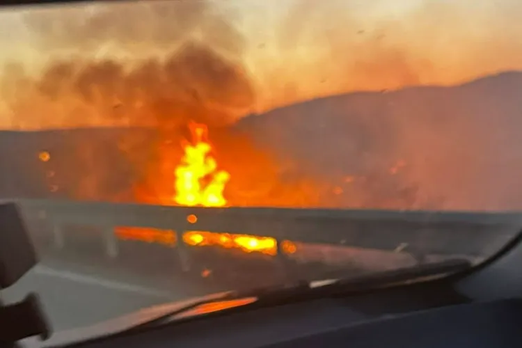 Incendiu lângă autostrada Transilvania A3. Vegetația uscată s-a aprins chiar în apropierea drumului. Pompierii clujeni au intervenit de urgență