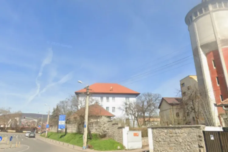 „Ne cad bucăți din turn în curte!” O clujeancă trage un semnal de alarmă după ce elemente de construcție au fost smulse de vânt și au ajuns lângă casă