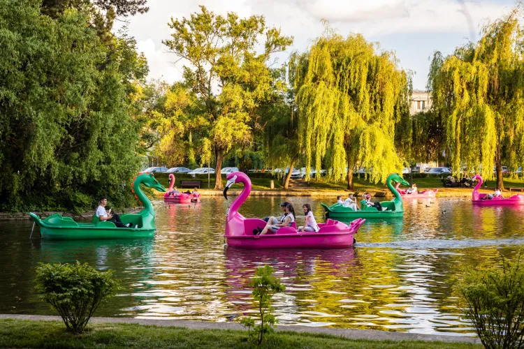 De mâine, clujenii se pot bucura de plimbări cu hidrobicicleta pe lacurile din oraș. O locație ideală pentru o întâlnire romantică?
