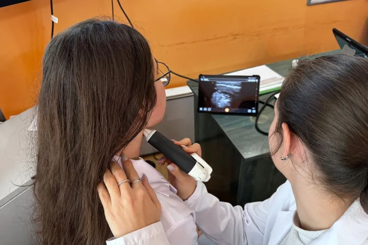 Medicii de mâine de la Cluj învață anatomia altfel: Cu ecografe de spital și ochelari de realitate virtuală, din primul an de facultate