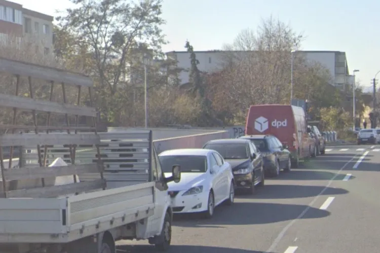 Pericol pe un pod din Cluj! Mașinile parcate ilegal blochează o bandă și lasă pietonii expuși pe o curbă fără vizibilitate: „Degeaba sunt două benzi”