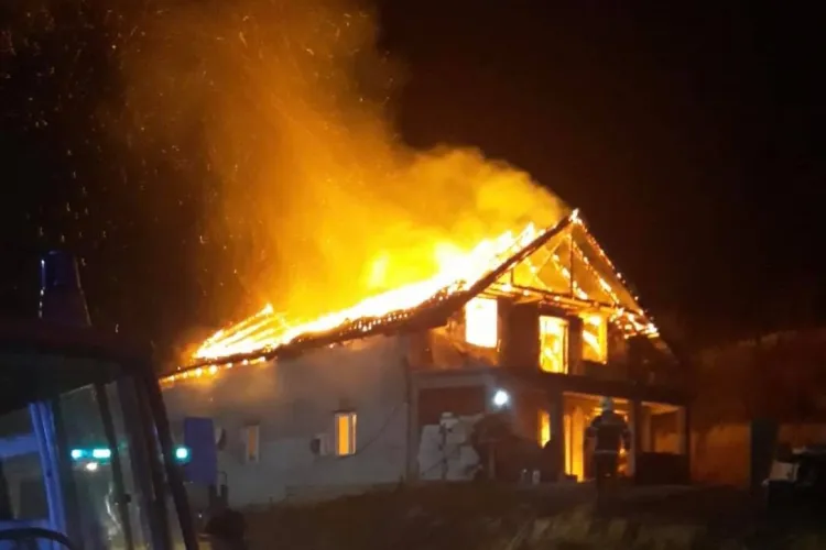 Incendiu pus la cale în miez de noapte pe o stradă din Cluj: A turnat benzină și a aprins cabana! Autorul, reținut și arestat preventiv 30 de zile