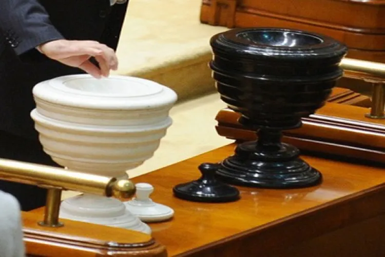 Președintele CJ Cluj, Alin Tișe, ridiculizează moțiunea de cenzură inițiată de PSD și AUR: „Nu se remarcă prin nimic, ci doar prin mișcarea biluțelor”