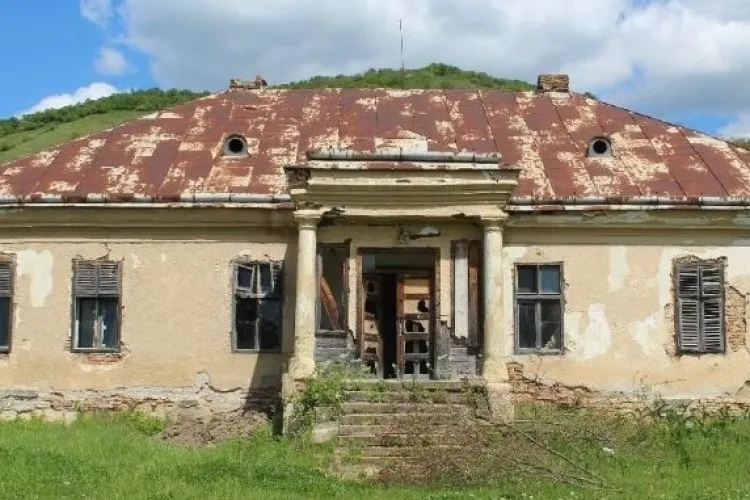 Un conac baroc de 300 de ani din județul Cluj, lăsat în paragină după ce a fost școală pe vremea comuniștilor, va fi restaurat cu bani europeni