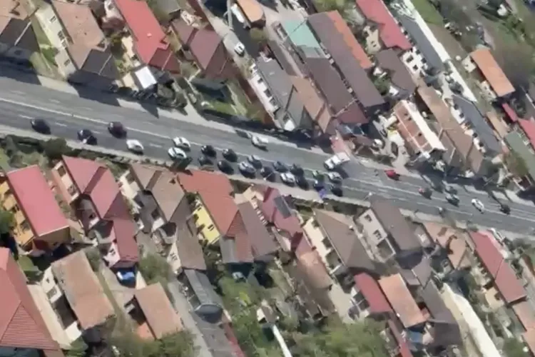VIDEO. Polițiștii clujeni supraveghează traficul de 1 Mai și din aer! Cum se circulă acum pe ieșirile din Cluj-Napoca spre Florești și Gilău