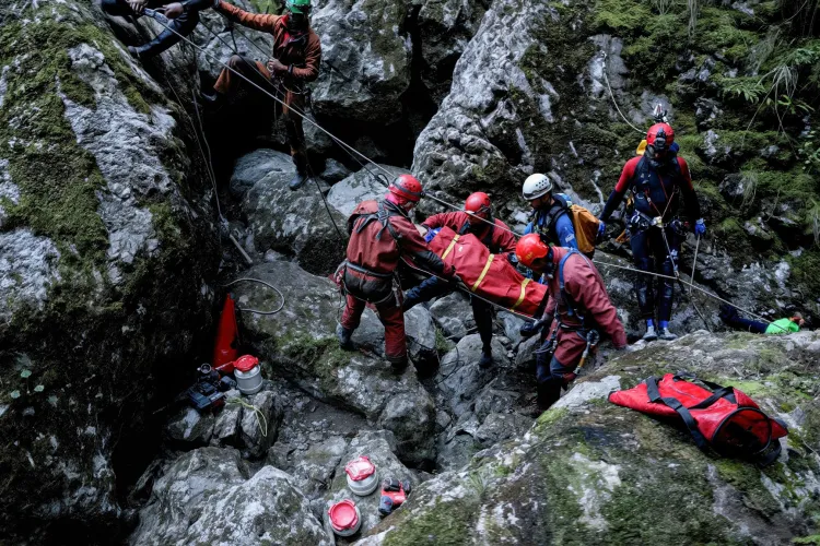 Operațiune spectaculoasă sub pământ! Echipe internaționale, cu salvamontiști din Cluj, au recuperat trei victime FOTO