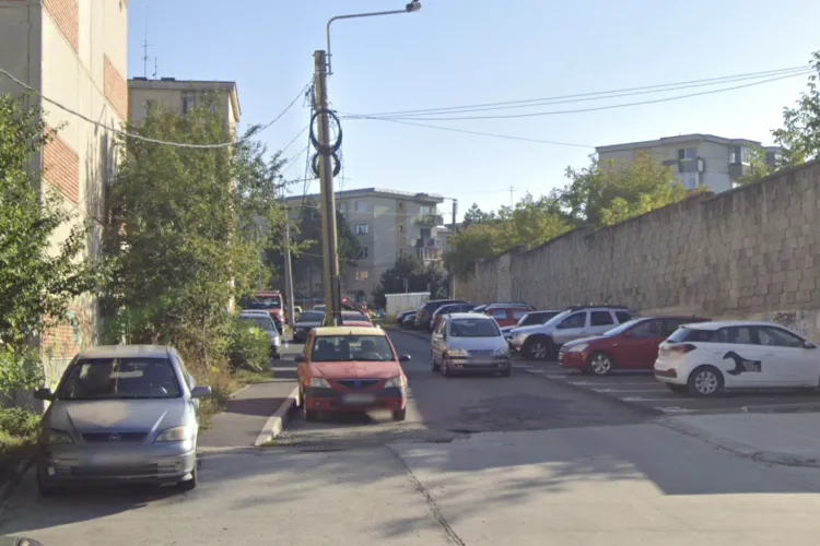 Copii care terorizează două străzi din Cluj-Napoca: Au aruncat fecale de animale pe parbrizul unei mașini. „Mi se pare ireal ce se întâmplă