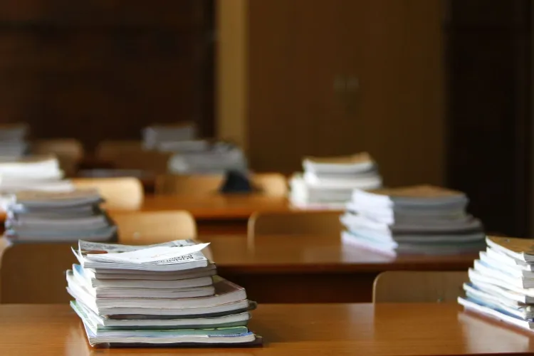 Adio cheltuieli uriașe pentru școală! Statul va oferi gratis nu doar manuale, ci și caiete, jocuri și toate materialele educaționale necesare elevilor