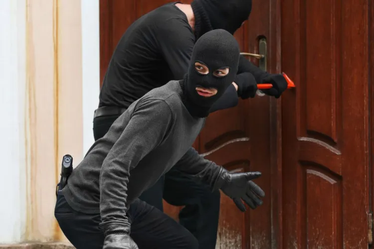 Doi minori și un adult din Cluj au spart patru case într-o singură noapte! Nu au lăsat nimic în urmă, au furat de la rotopercutoare până la murături
