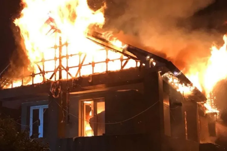 Un clujean a dat foc unei case de pe strada Uliului, din Cluj-Napoca: A intrat noaptea prin gardul viu și a pus benzină! Nu le e frică de nimic?