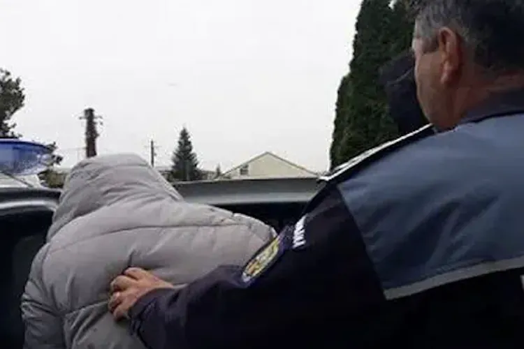 Traficant de „cristal” din Cluj cu sute de tranzacții: Vindea „marfă” printr-o rețea de socializare de 3 ani și mergea cu mașina direct la client