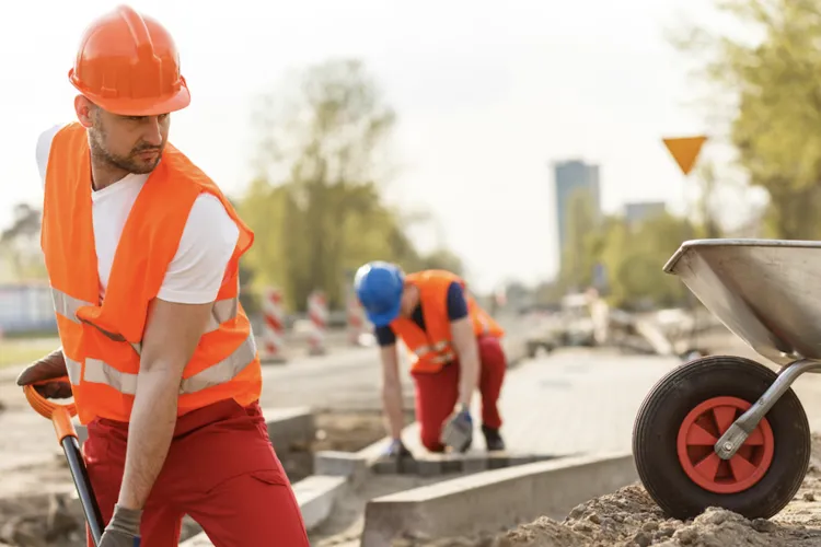 Inspecția Muncii a dat amenzi de 6 milioane de lei într-o săptămână: 156 de angajați la negru prinși și utilaje oprite pe loc