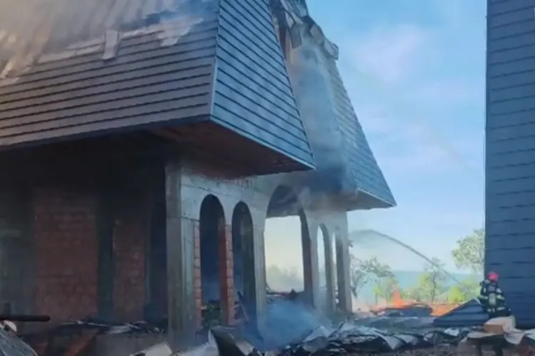 O biserică ridicată cu sacrificii timp de 12 ani, distrusă de flăcări în câteva ore: Localnicii au privit-o neputincioși cum ia foc