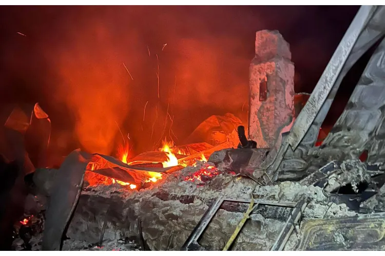 Incendiu devastator! O cabană s-a făcut scrum. Pompierii au mers pe jos prin munte pentru a salva pădurea din calea flăcărilor FOTO