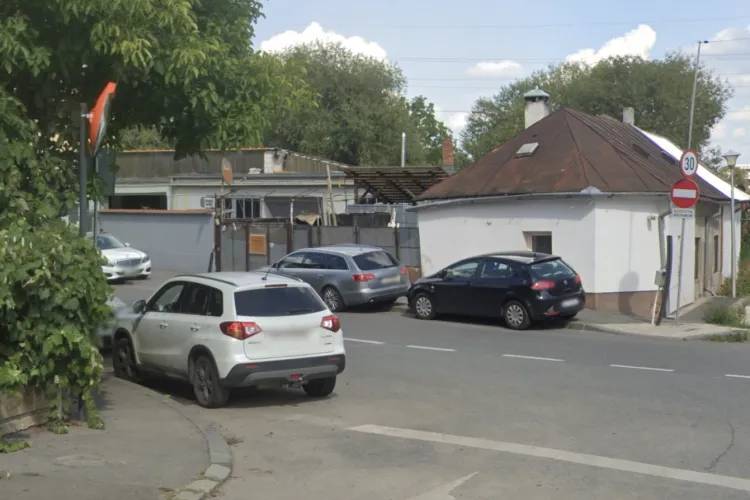 Capcană zilnică pe o stradă din Cluj: Șoferii nu văd nimic când ies din intersecție, iar un locuitor a cerut deja o soluție