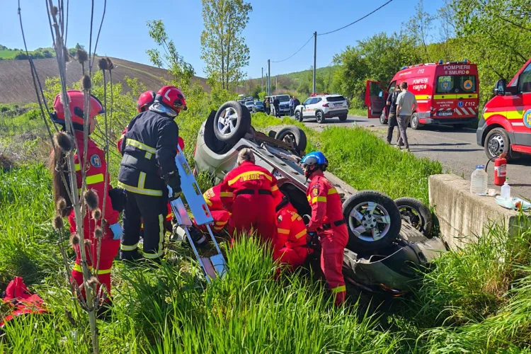 Imagini dramatice! O mașină s-a răsturnat în afara carosabilului! Șase persoane au fost implicate. Pompierii au intervenit de urgență 