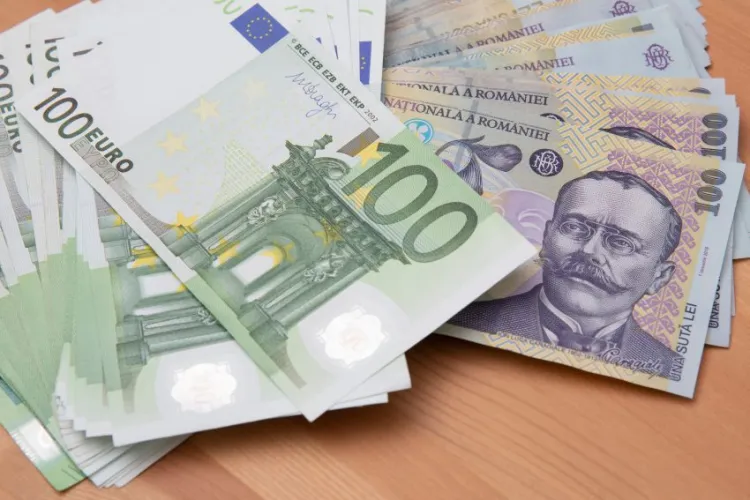 Leul cade spre un nou minim istoric pe fondul crizei politice. Erste: BNR a fost nevoită să mute limita de intervenție după moțiunea de cenzură