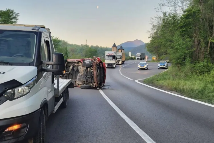 Scene dramatice! O mașină s-a răsturnat, iar 3 minori au fost transportați de urgență la spital FOTO