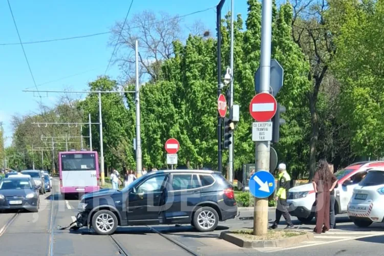 Accident grav în Cluj-Napoca! Coliziune violentă între un autobu și o mașină: Care este starea persoanelor implicate